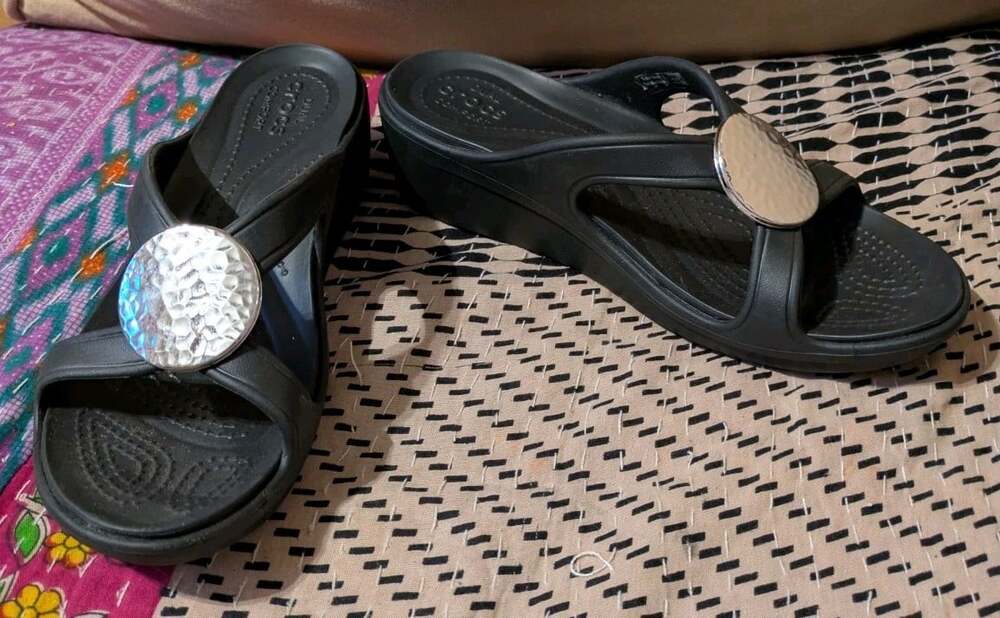 Crocs Sanrah Hammered Silver Circle Wedge Slide Sandals Black Women's Size 7